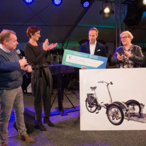 Stichting-barmhartige-fiets-overhandiging-cheque-over-ons